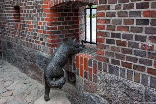 Кот из сказок Гофмана во Фридрихсбургских воротах.jpg