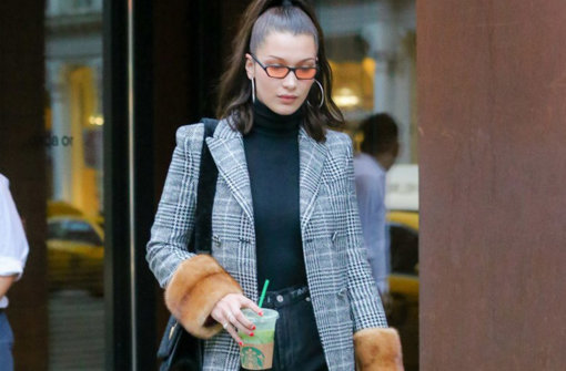 Bella-Hadid-v-zhenstvennom-palto-s-mehovyimi-rukavami.jpg