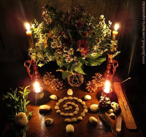 efc966f30b0bfe223b60c2c27dfd1f3b--wiccan-altar-witchcraft-altar-ideas.jpg