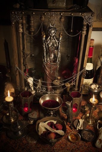 68dd098313397ef79aa7f7fe4cef3159--wiccan-altar-wiccan-spells.jpg
