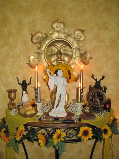 0025748b7ff3f4dcc3327c39a7c9ad9a--wicca-altar-wiccan.jpg