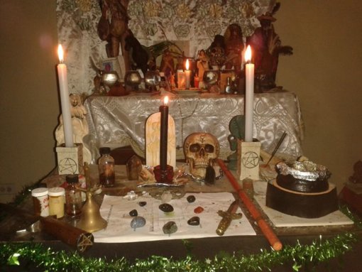 a7f3e0ea4ab2023f3548416c03951110--wiccan-altar-altars.jpg