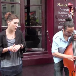 Zaz à Montmartre : Les passants